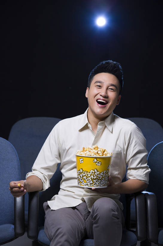 东方人,成年人,中年人,一个人,笑,微笑,露齿笑,竖图,室内,留白,正面,快乐,兴奋,幸福,消费,仪器,电影院,椅子,北京,中国,亚洲,仅一个男性,仅一个人,仅一个中年男性,握,投影仪,食品,注视,休闲装,娱乐,设备,饮食,顾客,刺激,座位,观察,看,张嘴,休闲,表情,爆米花,夸张,乐趣,握着,摄影,生活方式,观看,察看,关注,投影机,张大嘴巴,东亚,男人,男性,中年男性,亚洲人,中国人,张开嘴,休闲活动,坐着,彩图,电影,bj175