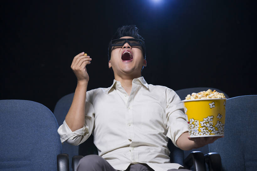 东方人,成年人,中年人,一个人,笑,微笑,露齿笑,横图,室内,留白,正面,快乐,兴奋,幸福,消费,仪器,电影院,椅子,北京,中国,亚洲,仅一个男性,仅一个人,仅一个中年男性,握,眼镜,投影仪,食品,休闲装,娱乐,设备,饮食,顾客,刺激,座位,张嘴,休闲,表情,爆米花,夸张,握着,摄影,生活方式,观看,享乐,投影机,张大嘴巴,东亚,3D眼镜,3D电影,男人,男性,中年男性,亚洲人,中国人,张开嘴,休闲活动,仰头,坐着,半身,彩图,欢乐,立体图形,电影,bj175