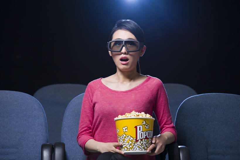 东方人,成年人,一个人,横图,室内,留白,正面,兴奋,消费,仪器,电影院,椅子,北京,中国,亚洲,仅一个年轻女性,仅一个女性,仅一个人,握,眼镜,投影仪,食品,休闲装,娱乐,设备,饮食,顾客,刺激,座位,张嘴,休闲,表情,爆米花,夸张,握着,摄影,生活方式,观看,惊奇,恐怖,投影机,张大嘴巴,东亚,3D眼镜,3D电影,年轻女性,女人,女性,亚洲人,中国人,年轻人,张开嘴,休闲活动,坐着,半身,彩图,立体图形,电影,bj175