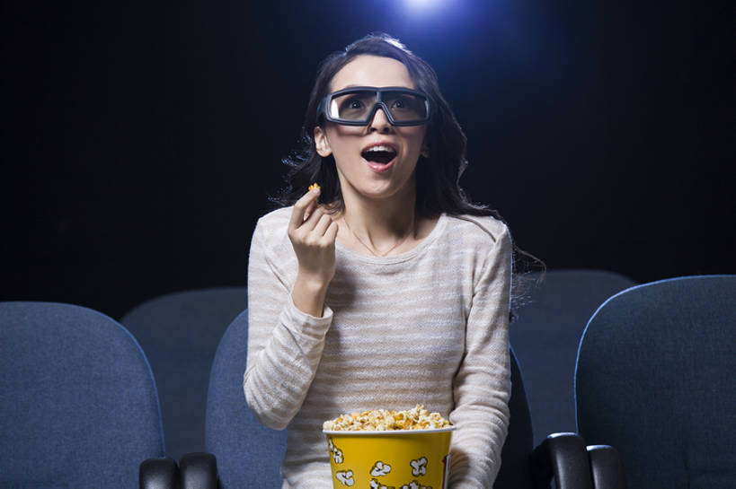 东方人,成年人,一个人,笑,微笑,露齿笑,横图,室内,留白,正面,快乐,兴奋,幸福,消费,仪器,电影院,椅子,北京,中国,亚洲,仅一个年轻女性,仅一个女性,仅一个人,眼镜,投影仪,食品,休闲装,娱乐,设备,饮食,顾客,刺激,座位,休闲,表情,爆米花,摄影,生活方式,观看,惊奇,享乐,投影机,东亚,3D眼镜,3D电影,年轻女性,女人,女性,亚洲人,中国人,年轻人,休闲活动,坐着,半身,彩图,欢乐,立体图形,电影,bj175