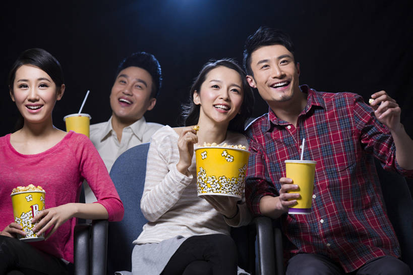东方人,成年人,中年人,四个人,笑,微笑,露齿笑,横图,室内,正面,爱情,快乐,兴奋,友谊,幸福,消费,仪器,电影院,椅子,北京,中国,亚洲,投影仪,食品,浪漫,休闲装,娱乐,设备,饮食,可乐,顾客,刺激,座位,饮料,休闲,温暖,温馨,表情,爆米花,恩爱,乐趣,约会,恋人,摄影,生活方式,观看,和睦,享乐,投影机,东亚,陪同,陪伴,男人,男性,年轻男性,年轻女性,女人,女性,亚洲人,中国人,年轻人,情侣,休闲活动,坐着,半身,彩图,欢乐,伴侣,融洽,电影,伴随,bj175