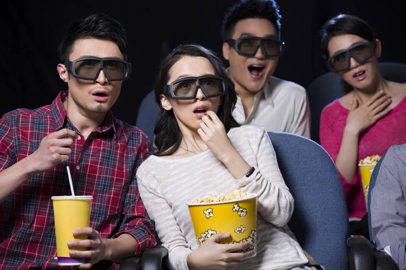 东方人,成年人,中年人,四个人,横图,室内,正面,兴奋,友谊,消费,仪器,电影院,椅子,北京,中国,亚洲,眼镜,投影仪,食品,浪漫,休闲装,娱乐,设备,饮食,可乐,顾客,刺激,座位,饮料,张嘴,休闲,表情,爆米花,放松,夸张,亲密,约会,摄影,生活方式,观看,惊奇,恐怖,投影机,张大嘴巴,东亚,3D眼镜,陪同,3D电影,陪伴,男人,男性,年轻男性,年轻女性,女人,女性,亚洲人,中国人,年轻人,情侣,张开嘴,休闲活动,坐着,半身,彩图,立体图形,电影,伴随,bj175