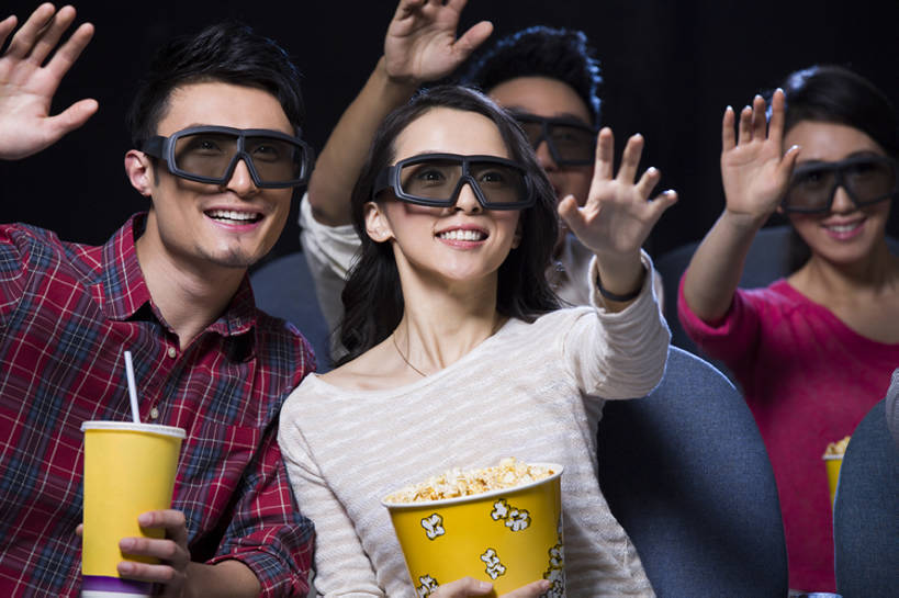 东方人,成年人,中年人,四个人,笑,微笑,露齿笑,横图,室内,正面,快乐,兴奋,友谊,幸福,消费,仪器,电影院,椅子,北京,中国,亚洲,眼镜,投影仪,食品,浪漫,休闲装,娱乐,设备,饮食,可乐,顾客,刺激,座位,饮料,休闲,表情,爆米花,放松,乐趣,亲密,约会,摄影,生活方式,观看,享乐,投影机,东亚,3D眼镜,陪同,3D电影,陪伴,男人,男性,年轻男性,年轻女性,女人,女性,亚洲人,中国人,年轻人,情侣,休闲活动,张开手臂,坐着,半身,彩图,欢乐,立体图形,电影,伴随,bj175