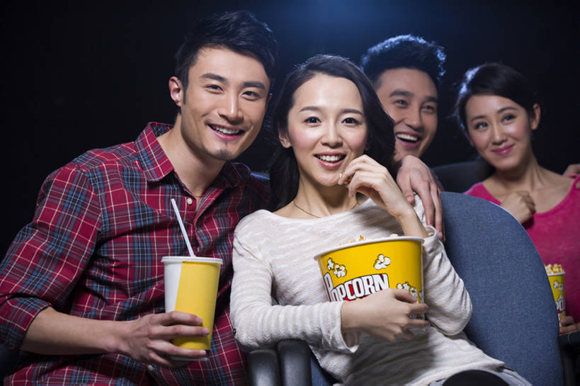 东方人,成年人,中年人,四个人,笑,微笑,露齿笑,横图,室内,正面,快乐,兴奋,友谊,幸福,消费,仪器,电影院,椅子,北京,中国,亚洲,投影仪,食品,浪漫,注视,休闲装,娱乐,设备,饮食,可乐,顾客,刺激,座位,饮料,观察,看,休闲,表情,爆米花,放松,乐趣,亲密,搭,约会,摄影,生活方式,观看,察看,享乐,搭着,关注,投影机,东亚,陪同,陪伴,男人,男性,年轻男性,年轻女性,女人,女性,亚洲人,中国人,年轻人,情侣,休闲活动,坐着,半身,彩图,欢乐,电影,伴随,bj175