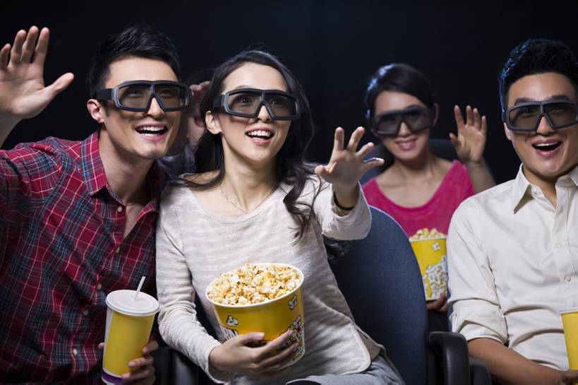 东方人,成年人,中年人,四个人,笑,微笑,露齿笑,横图,室内,正面,快乐,兴奋,友谊,幸福,消费,仪器,电影院,椅子,北京,中国,亚洲,眼镜,投影仪,食品,浪漫,休闲装,娱乐,设备,饮食,可乐,顾客,刺激,座位,饮料,休闲,表情,爆米花,放松,乐趣,亲密,伸手,约会,摄影,生活方式,观看,惊奇,享乐,投影机,东亚,3D眼镜,陪同,3D电影,陪伴,男人,男性,年轻男性,年轻女性,女人,女性,亚洲人,中国人,年轻人,情侣,休闲活动,张开手臂,坐着,半身,彩图,欢乐,立体图形,电影,伴随,bj175