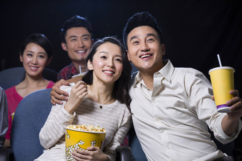 东方人,成年人,中年人,四个人,笑,微笑,露齿笑,横图,室内,正面,快乐,兴奋,友谊,幸福,消费,仪器,电影院,椅子,北京,中国,亚洲,投影仪,食品,浪漫,休闲装,娱乐,设备,饮食,可乐,顾客,刺激,座位,饮料,休闲,表情,爆米花,放松,乐趣,亲密,搭,约会,摄影,生活方式,观看,享乐,搭着,投影机,东亚,陪同,陪伴,男人,男性,年轻男性,年轻女性,女人,女性,亚洲人,中国人,年轻人,情侣,休闲活动,坐着,半身,彩图,欢乐,立体图形,电影,伴随,bj175