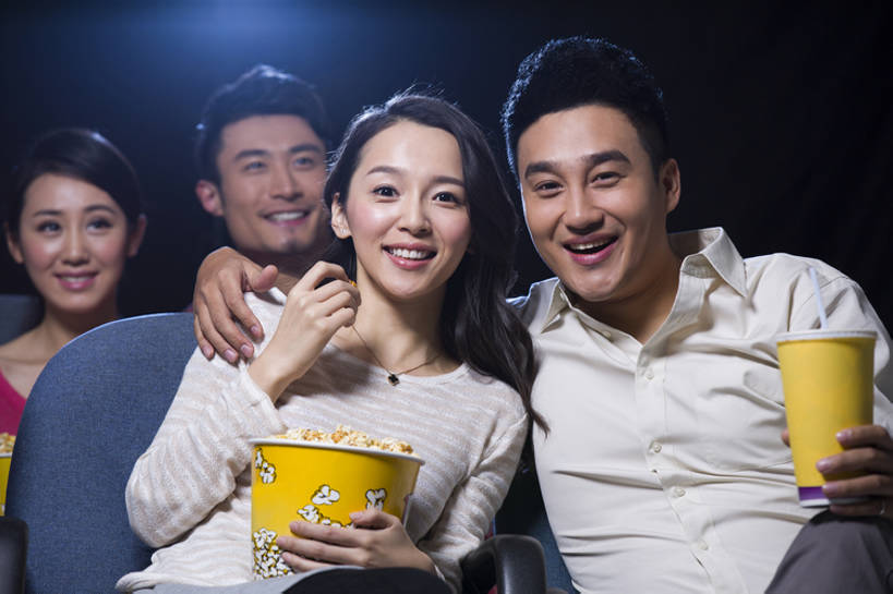 东方人,成年人,中年人,四个人,笑,微笑,露齿笑,横图,室内,正面,快乐,兴奋,友谊,幸福,消费,仪器,电影院,椅子,北京,中国,亚洲,投影仪,食品,浪漫,注视,休闲装,娱乐,设备,饮食,可乐,顾客,刺激,座位,饮料,观察,看,休闲,表情,爆米花,放松,乐趣,亲密,搭,约会,摄影,生活方式,观看,察看,享乐,搭着,关注,投影机,东亚,陪同,陪伴,男人,男性,年轻男性,年轻女性,女人,女性,亚洲人,中国人,年轻人,情侣,休闲活动,坐着,半身,彩图,欢乐,电影,伴随,bj175