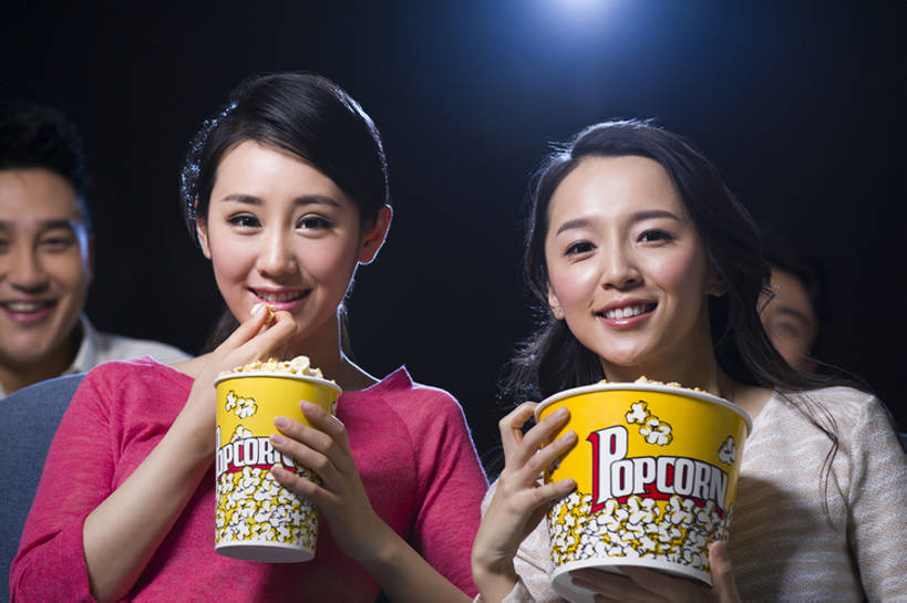 东方人,成年人,中年人,四个人,笑,吃,微笑,露齿笑,横图,室内,正面,快乐,兴奋,友谊,幸福,消费,仪器,电影院,椅子,北京,中国,亚洲,握,投影仪,食品,注视,休闲装,娱乐,设备,饮食,顾客,刺激,座位,观察,看,休闲,表情,爆米花,放松,乐趣,亲密,握着,摄影,生活方式,观看,察看,享乐,关注,投影机,东亚,陪同,陪伴,男人,男性,年轻男性,年轻女性,女人,女性,亚洲人,中国人,年轻人,休闲活动,坐着,半身,彩图,欢乐,电影,闺密,伴随,bj175