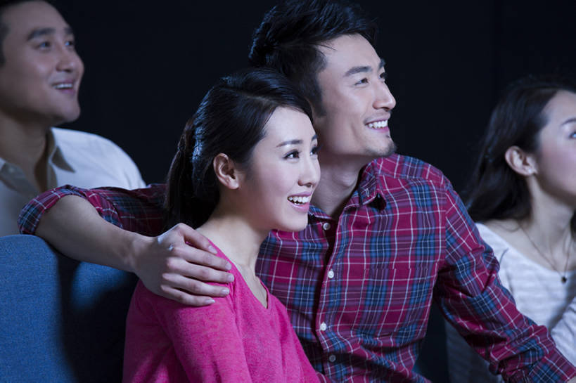 东方人,成年人,中年人,四个人,笑,微笑,露齿笑,横图,室内,侧面,快乐,兴奋,友谊,幸福,消费,仪器,电影院,椅子,北京,中国,亚洲,一排,整齐,投影仪,浪漫,休闲装,娱乐,设备,顾客,刺激,座位,排列,休闲,表情,放松,乐趣,亲密,搭,约会,摄影,生活方式,观看,享乐,搭着,队列,投影机,东亚,陪同,陪伴,男人,男性,年轻男性,年轻女性,女人,女性,亚洲人,中国人,年轻人,情侣,休闲活动,坐着,半身,彩图,爱,欢乐,电影,伴随,bj175