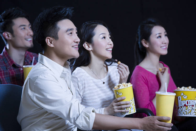 东方人,成年人,中年人,四个人,笑,吃,微笑,露齿笑,横图,室内,侧面,快乐,兴奋,友谊,幸福,消费,仪器,电影院,椅子,北京,中国,亚洲,一排,整齐,投影仪,食品,浪漫,休闲装,娱乐,设备,饮食,可乐,顾客,刺激,座位,饮料,排列,休闲,表情,爆米花,放松,乐趣,亲密,约会,摄影,生活方式,观看,享乐,队列,投影机,东亚,陪同,陪伴,男人,男性,年轻男性,年轻女性,女人,女性,亚洲人,中国人,年轻人,情侣,休闲活动,坐着,半身,彩图,欢乐,电影,伴随,bj175