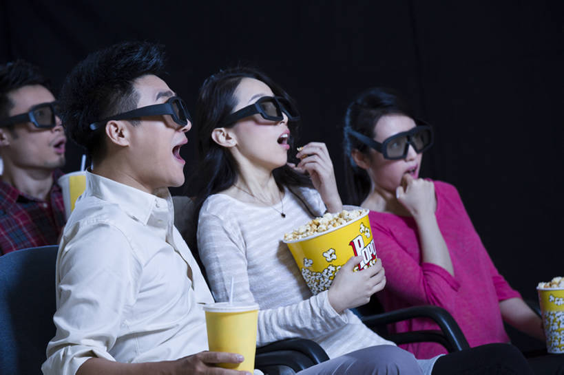 东方人,成年人,中年人,四个人,笑,吃,微笑,露齿笑,横图,室内,侧面,兴奋,友谊,消费,仪器,电影院,椅子,北京,中国,亚洲,一排,整齐,眼镜,投影仪,食品,浪漫,休闲装,娱乐,设备,饮食,可乐,顾客,刺激,座位,饮料,排列,张嘴,休闲,表情,爆米花,放松,夸张,亲密,约会,摄影,生活方式,观看,惊奇,恐怖,队列,投影机,张大嘴巴,东亚,3D眼镜,陪同,3D电影,陪伴,男人,男性,年轻男性,年轻女性,女人,女性,亚洲人,中国人,年轻人,情侣,张开嘴,休闲活动,坐着,半身,彩图,立体图形,电影,伴随,bj175