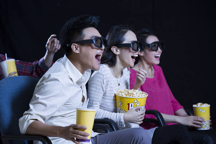 东方人,成年人,中年人,四个人,笑,吃,微笑,露齿笑,横图,室内,侧面,快乐,兴奋,友谊,幸福,消费,仪器,电影院,椅子,北京,中国,亚洲,一排,整齐,眼镜,投影仪,食品,浪漫,休闲装,娱乐,设备,饮食,可乐,顾客,刺激,座位,饮料,排列,张嘴,休闲,表情,爆米花,放松,夸张,乐趣,亲密,约会,摄影,生活方式,观看,惊奇,享乐,队列,投影机,张大嘴巴,东亚,3D眼镜,陪同,3D电影,陪伴,男人,男性,年轻男性,年轻女性,女人,女性,亚洲人,中国人,年轻人,情侣,张开嘴,休闲活动,坐着,半身,彩图,欢乐,立体图形,电影,伴随,bj175