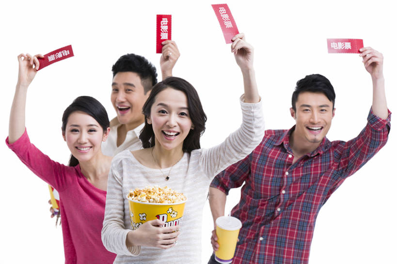 东方人,成年人,四个人,举,笑,微笑,露齿笑,横图,室内,白色背景,正面,爱情,快乐,友谊,幸福,消费,北京,中国,亚洲,握,准备,节日,食品,浪漫,注视,休闲装,娱乐,饮食,可乐,顾客,刺激,饮料,观察,看,托,站着,休闲,温暖,温馨,爆米花,恩爱,放松,亲密,握着,约会,恋人,摄影,生活方式,观看,和睦,察看,关注,出示,东亚,打折,陪同,陪伴,电影票,男人,男性,年轻男性,年轻女性,女人,女性,亚洲人,中国人,年轻人,情侣,休闲活动,举起,举手,举着,向上举,向上伸,向上托,半身,彩图,影棚拍摄,欢乐,伴侣,融洽,团购,伴随,bj175