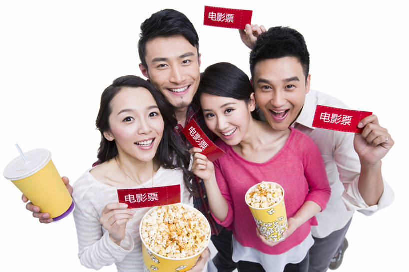 东方人,成年人,四个人,笑,微笑,露齿笑,横图,室内,白色背景,正面,爱情,快乐,友谊,幸福,消费,北京,中国,亚洲,握,准备,节日,食品,浪漫,注视,休闲装,娱乐,饮食,可乐,顾客,刺激,饮料,观察,看,站着,休闲,温暖,温馨,爆米花,恩爱,放松,亲密,握着,约会,恋人,摄影,生活方式,观看,和睦,察看,关注,出示,东亚,打折,陪同,陪伴,电影票,男人,男性,年轻男性,年轻女性,女人,女性,亚洲人,中国人,年轻人,情侣,休闲活动,半身,彩图,高角度拍摄,影棚拍摄,欢乐,伴侣,融洽,团购,伴随,bj175