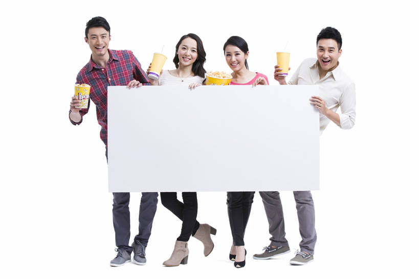 东方人,成年人,四个人,笑,微笑,露齿笑,横图,室内,留白,白色背景,正面,快乐,友谊,幸福,消费,电影院,指示牌,北京,中国,亚洲,一排,握,准备,节日,整齐,标志,文字,食品,注视,休闲装,娱乐,标识,饮食,可乐,顾客,刺激,广告,饮料,排列,白板,观察,看,站着,休闲,爆米花,亲密,握着,摄影,观看,察看,队列,关注,出示,东亚,打折,陪同,空白,陪伴,男人,男性,年轻男性,年轻女性,女人,女性,亚洲人,中国人,年轻人,休闲活动,彩图,全身,影棚拍摄,欢乐,电影,伴随,bj175