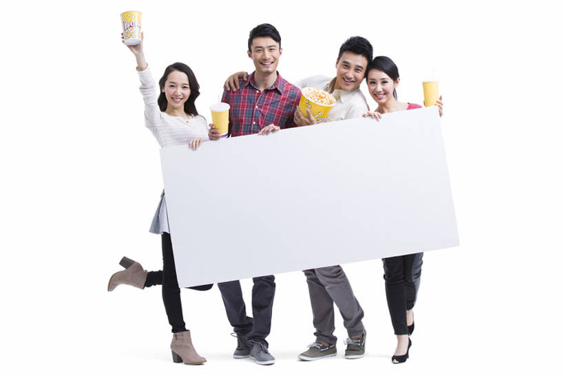 东方人,成年人,四个人,举,笑,微笑,露齿笑,横图,室内,留白,白色背景,正面,快乐,友谊,幸福,消费,电影院,指示牌,北京,中国,亚洲,一排,握,准备,节日,欢呼,整齐,标志,文字,食品,注视,休闲装,娱乐,标识,饮食,可乐,顾客,刺激,广告,饮料,排列,白板,观察,看,托,站着,休闲,爆米花,亲密,握着,摄影,观看,察看,队列,关注,出示,东亚,打折,陪同,空白,陪伴,男人,男性,年轻男性,年轻女性,女人,女性,亚洲人,中国人,年轻人,休闲活动,举起,举手,举着,向上举,向上伸,向上托,彩图,全身,影棚拍摄,欢乐,电影,伴随,bj175