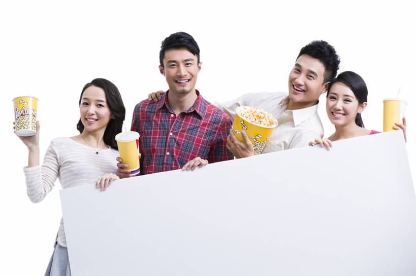 东方人,成年人,四个人,举,笑,微笑,露齿笑,横图,室内,留白,白色背景,正面,快乐,友谊,幸福,消费,电影院,指示牌,北京,中国,亚洲,一排,握,准备,节日,欢呼,整齐,标志,文字,食品,注视,休闲装,娱乐,标识,饮食,可乐,顾客,刺激,广告,饮料,排列,白板,观察,看,托,站着,休闲,爆米花,亲密,握着,摄影,观看,察看,队列,关注,出示,东亚,打折,陪同,空白,陪伴,男人,男性,年轻男性,年轻女性,女人,女性,亚洲人,中国人,年轻人,休闲活动,举起,举手,举着,向上举,向上伸,向上托,半身,彩图,影棚拍摄,欢乐,电影,伴随,bj175