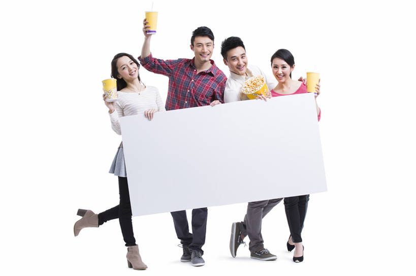 东方人,成年人,四个人,举,笑,微笑,露齿笑,横图,室内,留白,白色背景,正面,快乐,友谊,幸福,消费,电影院,指示牌,北京,中国,亚洲,一排,握,准备,节日,欢呼,整齐,标志,文字,食品,注视,休闲装,娱乐,标识,饮食,可乐,顾客,刺激,广告,饮料,排列,白板,观察,看,托,站着,爆米花,亲密,握着,摄影,观看,察看,队列,关注,出示,东亚,打折,陪同,空白,陪伴,男人,男性,年轻男性,年轻女性,女人,女性,亚洲人,中国人,年轻人,休闲活动,举起,举手,举着,向上举,向上伸,向上托,彩图,全身,影棚拍摄,欢乐,电影,伴随,bj175