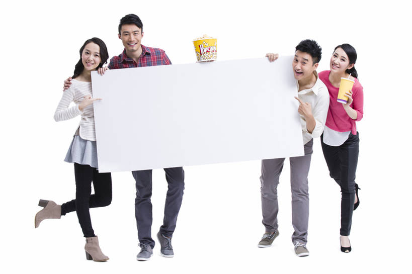 东方人,成年人,四个人,举,笑,微笑,露齿笑,横图,室内,留白,白色背景,正面,快乐,友谊,幸福,消费,电影院,指示牌,北京,中国,亚洲,一排,握,准备,节日,欢呼,整齐,标志,文字,食品,注视,休闲装,方向,娱乐,标识,饮食,可乐,顾客,刺激,广告,饮料,排列,白板,观察,看,站着,爆米花,亲密,握着,摄影,观看,察看,指着,队列,关注,出示,东亚,打折,陪同,空白,陪伴,男人,男性,年轻男性,年轻女性,女人,女性,亚洲人,中国人,年轻人,休闲活动,彩图,全身,影棚拍摄,欢乐,电影,伴随,bj175