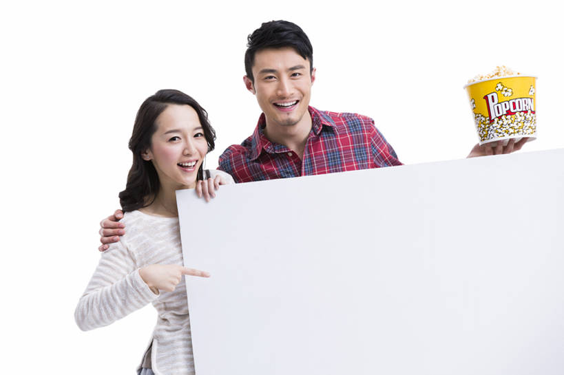 东方人,成年人,两个人,笑,微笑,露齿笑,横图,室内,留白,白色背景,正面,快乐,友谊,幸福,消费,电影院,指示牌,北京,中国,亚洲,握,准备,节日,标志,文字,食品,注视,休闲装,方向,娱乐,标识,饮食,顾客,刺激,广告,白板,观察,看,站着,爆米花,亲密,握着,摄影,观看,察看,指着,关注,出示,东亚,打折,陪同,空白,陪伴,男人,男性,年轻男性,年轻女性,女人,女性,亚洲人,中国人,年轻人,情侣,休闲活动,半身,彩图,影棚拍摄,欢乐,电影,伴随,bj175