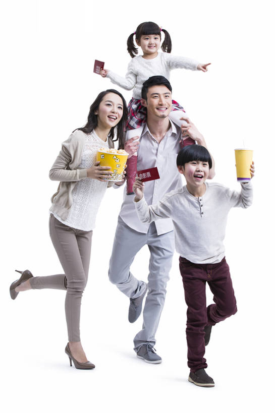 东方人,婴儿,儿童,成年人,四个人,家庭,夫妻,父母,母亲,父亲,女儿,儿子,兄弟,姐妹,站,跑,笑,微笑,露齿笑,竖图,留白,抠图,白色背景,正面,爱情,快乐,兴奋,幸福,纯洁,家具,椅子,北京,中国,亚洲,握,准备,节日,食品,浪漫,休闲装,娱乐,饮食,可乐,刺激,座位,饮料,小孩,站着,休闲,温暖,温馨,父子,母子,一家人,爆米花,恩爱,放松,父爱,可爱,乐趣,母爱,亲密,童年,童趣,握着,恋人,摄影,活泼,生活方式,和睦,指着,享乐,中国文化,宝宝,出示,童真,东亚,纯真,烂漫,无邪,打折,陪同,陪伴,电影票,骑在肩上,伶俐,天真,男孩,男人,男性,年轻男性,年轻女性,女孩,女人,女性,亚洲人,中国人,孩子,年轻人,夫妇,情侣,休闲活动,步行,站立,彩图,全身,影棚拍摄,欢乐,伴侣,融洽,男生,电影,团购,伴随,bj175