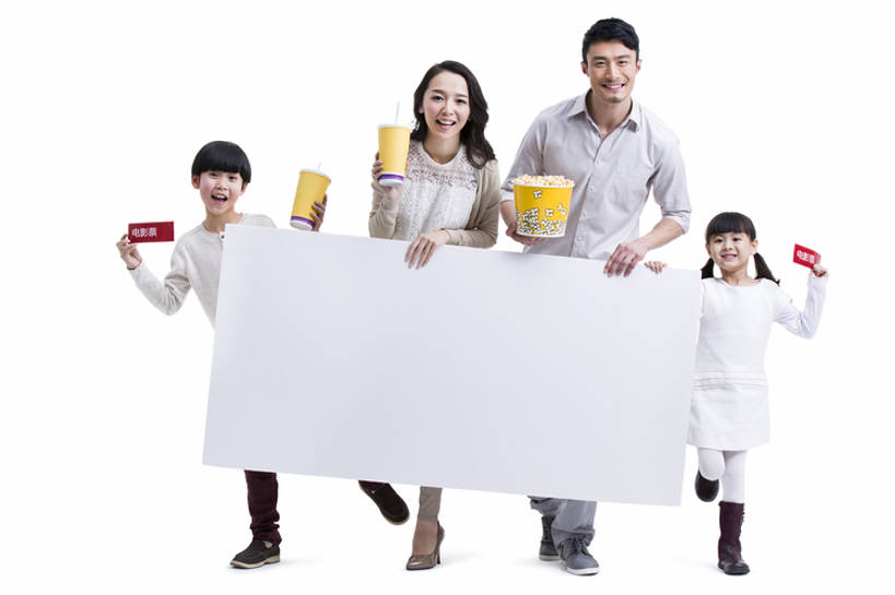 东方人,婴儿,儿童,成年人,四个人,家庭,夫妻,父母,母亲,父亲,女儿,儿子,兄弟,姐妹,站,笑,微笑,露齿笑,横图,留白,抠图,白色背景,正面,爱情,快乐,兴奋,幸福,纯洁,指示牌,椅子,北京,中国,亚洲,握,节日,标志,文字,食品,浪漫,注视,休闲装,娱乐,标识,饮食,可乐,刺激,广告,座位,饮料,小孩,白板,观察,看,站着,休闲,温暖,温馨,父子,母子,一家人,爆米花,恩爱,放松,父爱,可爱,乐趣,母爱,亲密,童年,童趣,握着,恋人,摄影,介绍,活泼,生活方式,观看,和睦,察看,享乐,关注,宝宝,出示,童真,东亚,纯真,烂漫,无邪,打折,陪同,空白,陪伴,电影票,骑在肩上,伶俐,天真,男孩,男人,男性,年轻男性,年轻女性,女孩,女人,女性,亚洲人,中国人,孩子,年轻人,夫妇,情侣,休闲活动,站立,彩图,全身,影棚拍摄,欢乐,伴侣,融洽,男生,电影,团购,伴随,bj175