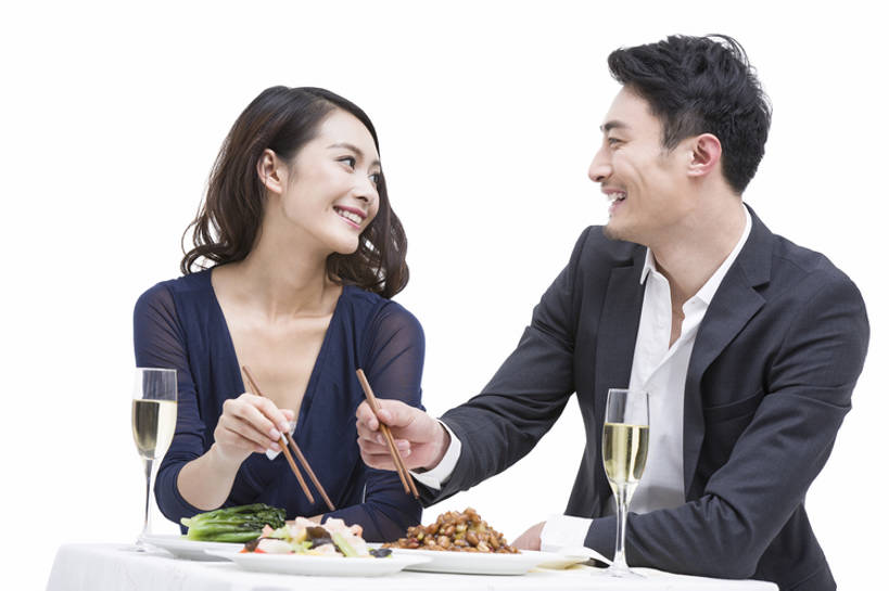 东方人,成年人,两个人,丈夫,妻子,商务人士,商务男性,笑,吃,微笑,露齿笑,横图,留白,抠图,白色背景,正面,衬衫,爱情,吃饭,时尚,晚餐,快乐,幸福,成功,餐桌,筷子,北京,中国,情人节,亚洲,喝,握,套装,正装,庆祝,美味,食品,酒类,浪漫,现代,书桌,饮食,餐饮,顾客,饮料,中国菜,香槟,休闲,温暖,温馨,面对面,恩爱,亲密,握着,约会,财富,恋人,摄影,生活方式,纪念,留念,和睦,高雅,优美,享乐,膳食,成就,商务装,怀念,工薪阶层,香槟杯,东亚,健康食物,陪同,陪伴,男人,男性,年轻男性,年轻女性,女人,女性,亚洲人,中国人,年轻人,情侣,白领,上班族,休闲活动,沟通,说话,坐着,半身,彩图,影棚拍摄,衬衣,欢乐,深情,餐馆,伴侣,融洽,开领,伴随,bj175