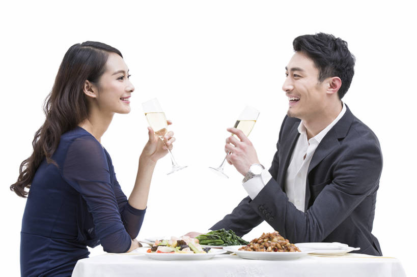东方人,成年人,两个人,丈夫,妻子,商务人士,商务男性,笑,微笑,露齿笑,横图,留白,抠图,白色背景,侧面,衬衫,爱情,吃饭,时尚,晚餐,快乐,幸福,成功,餐桌,北京,中国,情人节,亚洲,喝,握,套装,正装,庆祝,美味,食品,酒类,浪漫,现代,书桌,饮食,餐饮,顾客,饮料,中国菜,香槟,休闲,温暖,温馨,面对面,恩爱,亲密,握着,约会,财富,恋人,摄影,生活方式,纪念,留念,和睦,高雅,优美,享乐,膳食,成就,商务装,怀念,工薪阶层,香槟杯,东亚,健康食物,陪同,陪伴,男人,男性,年轻男性,年轻女性,女人,女性,亚洲人,中国人,年轻人,情侣,白领,上班族,休闲活动,沟通,说话,坐着,半身,彩图,影棚拍摄,衬衣,欢乐,深情,餐馆,伴侣,融洽,开领,伴随,bj175