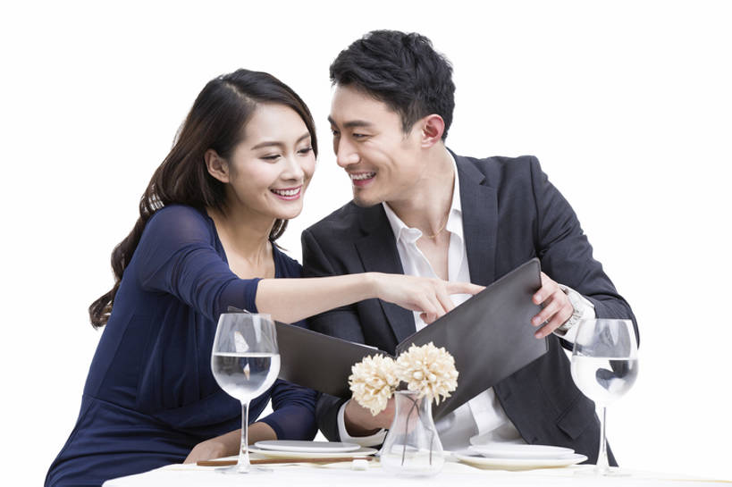 东方人,成年人,两个人,丈夫,妻子,商务人士,商务男性,笑,微笑,露齿笑,横图,留白,抠图,白色背景,正面,衬衫,爱情,吃饭,时尚,讨论,晚餐,快乐,幸福,成功,水,餐桌,餐具,北京,中国,情人节,亚洲,握,套装,正装,庆祝,浪漫,现代,书桌,餐饮,顾客,菜单,盘子,休闲,温暖,温馨,恩爱,决定,亲密,握着,约会,财富,恋人,摄影,生活方式,纪念,留念,和睦,指着,高雅,优美,享乐,挑选,膳食,成就,出示,商务装,选择,怀念,工薪阶层,东亚,陪同,陪伴,男人,男性,年轻男性,年轻女性,女人,女性,亚洲人,中国人,年轻人,情侣,白领,上班族,玻璃杯,休闲活动,沟通,说话,坐着,半身,彩图,影棚拍摄,衬衣,爱,欢乐,深情,餐馆,伴侣,融洽,开领,伴随,bj175