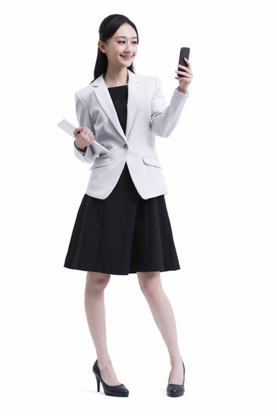 东方人,成年人,一个人,商务人士,商务女性,笑,微笑,露齿笑,竖图,留白,抠图,白色背景,正面,高跟鞋,商务,时尚,快乐,幸福,成功,信心,电脑,笔记本电脑,技术,手机,北京,中国,亚洲,仅一个年轻女性,仅一个女性,仅一个人,连接,握,正装,网络,联系,通讯设备,现代,站着,职业,活力,握着,自拍,摄影,便利,无线,享乐,发短信,通信设备,无线网络,便携式,无线上网,便携式电脑,平板电脑,智能手机,东亚,无线电技术,手提电脑,年轻女性,女人,女性,亚洲人,中国人,年轻人,白领,沟通,彩图,全身,影棚拍摄,欢乐,办公室职员,bj175