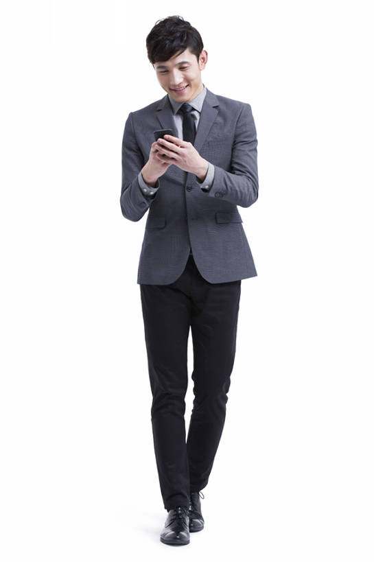 东方人,成年人,一个人,商务人士,商务男性,笑,微笑,露齿笑,竖图,留白,抠图,白色背景,正面,衬衫,西装,商务,时尚,快乐,幸福,成功,信心,技术,手机,北京,中国,亚洲,仅一个男性,仅一个人,连接,握,套装,正装,领带,联系,拨打,现代,仅一个年轻男性,站着,职业,独立,活力,握着,摄影,专心,酷,享乐,发短信,肖像,商务装,工薪阶层,智能手机,东亚,一套,无线电技术,男人,男性,年轻男性,亚洲人,中国人,年轻人,白领,上班族,步行,彩图,全身,影棚拍摄,衬衣,欢乐,办公室职员,bj175