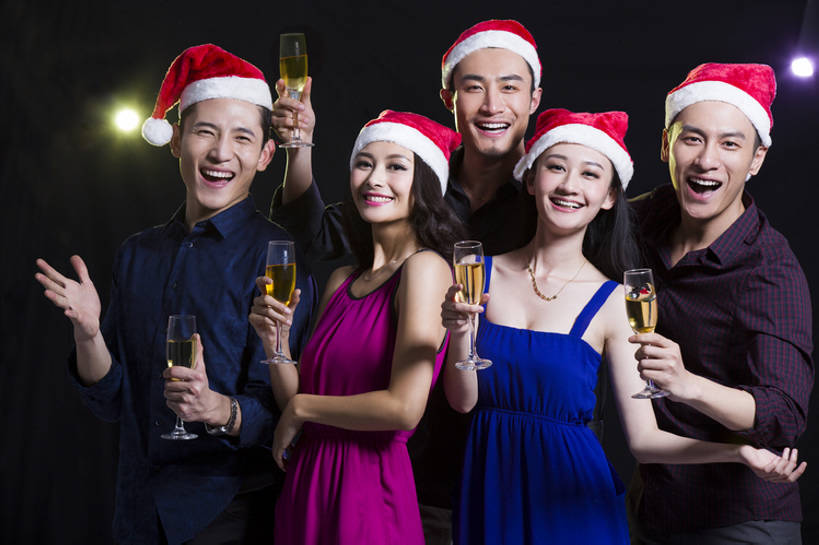 葡萄酒,东方人,成年人,中年人,笑,微笑,露齿笑,横图,正面,聚会,时尚,快乐,友谊,幸福,北京,中国,圣诞节,亚洲,五个人,黑色背景,节日,欢呼,庆祝,酒类,注视,休闲装,现代,饮料,香槟,观察,看,站着,圣诞帽,活力,亲密,举杯,摄影,生活方式,观看,察看,关注,香槟杯,东亚,陪同,陪伴,男人,男性,年轻男性,年轻女性,女人,女性,中年男性,亚洲人,中国人,年轻人,半身,彩图,影棚拍摄,欢乐,伴随,bj175