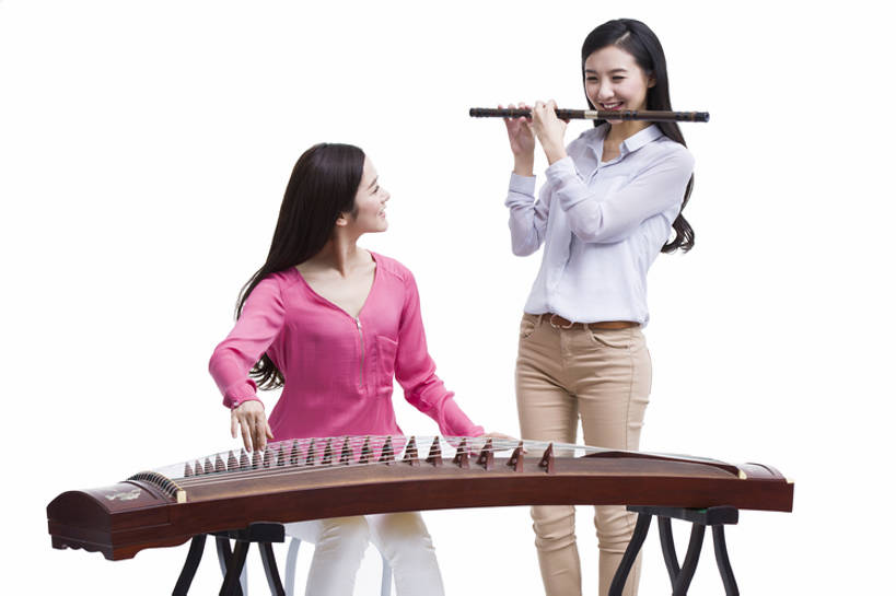 东方人,成年人,两个人,笑,微笑,露齿笑,横图,留白,抠图,白色背景,正面,快乐,友谊,幸福,合作,团队,北京,中国,亚洲,表演,握,学习,艺术,管乐器,乐器,弦乐器,音乐,休闲装,吹气,扮演,站着,休闲,面对面,放松,活力,乐趣,亲密,握着,摄影,生活方式,演出,长笛,知识,享乐,练习,娱乐活动,弹拨弦鸣乐器,爱好,合伙,古典风格,音乐人,东亚,东亚文化,箫,古琴,陪同,技能,陪伴,年轻女性,女人,女性,亚洲人,中国人,年轻人,休闲活动,说话,坐着,彩图,影棚拍摄,欢乐,弹拨弦乐器,传统文化,拨弦乐器,弹拨乐器,闺密,古典乐,伴随,bj175