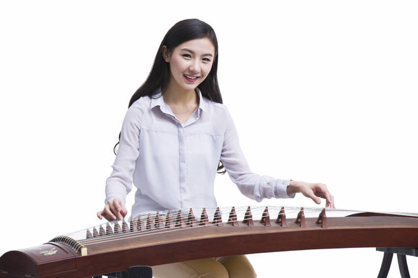 东方人,成年人,一个人,笑,微笑,露齿笑,横图,留白,抠图,白色背景,正面,快乐,幸福,北京,中国,亚洲,仅一个年轻女性,仅一个女性,仅一个人,表演,学习,艺术,乐器,弦乐器,音乐,注视,休闲装,扮演,观察,看,休闲,放松,活力,乐趣,摄影,生活方式,观看,察看,演出,知识,享乐,练习,关注,娱乐活动,弹拨弦鸣乐器,肖像,爱好,古典风格,音乐人,东亚,东亚文化,古琴,技能,年轻女性,女人,女性,亚洲人,中国人,年轻人,休闲活动,坐着,彩图,影棚拍摄,欢乐,弹拨弦乐器,传统文化,拨弦乐器,弹拨乐器,古典乐,bj175