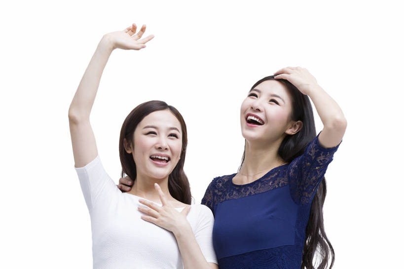 东方人,成年人,两个人,举,笑,微笑,露齿笑,横图,留白,抠图,白色背景,正面,时尚,快乐,兴奋,友谊,幸福,纯洁,北京,中国,亚洲,欢呼,美丽,玩,现代,刺激,托,向上看,站着,休闲,活力,可爱,乐趣,亲密,童年,童趣,摄影,生活方式,享乐,肖像,童真,东亚,烂漫,无邪,陪同,陪伴,无忧无虑,天真,年轻女性,女人,女性,亚洲人,中国人,年轻人,休闲活动,举起,举手,举着,向上举,向上伸,向上托,半身,彩图,影棚拍摄,欢乐,美人,闺密,伴随,bj175