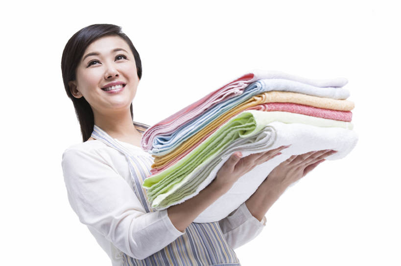 东方人,成年人,中年人,老年人,一个人,家庭主妇,笑,微笑,露齿笑,横图,留白,抠图,白色背景,正面,仰视,家务,快乐,幸福,北京,中国,亚洲,仅一个女性,仅一个人,一排,握,堆叠,整齐,围裙,折叠,倾斜,注视,休闲装,干净,排列,毛巾,拖鞋,观察,看,仅一个中年女性,握着,摄影,生活方式,观看,察看,卫生,消毒,享乐,洗衣房,队列,关注,清新,东亚,柔和,老年女性,女人,女性,中年女性,亚洲人,中国人,清洗,洗涤,半身,彩图,低角度拍摄,影棚拍摄,欢乐,例行公事,家务劳动,bj175