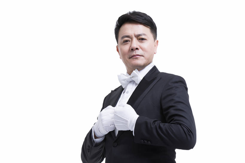 东方人,成年人,中年人,老年人,一个人,服务员,管家,微笑,横图,留白,抠图,白色背景,正面,西装,快乐,幸福,热情,骄傲,信心,北京,中国,亚洲,仅一个男性,仅一个人,仅一个中年男性,套装,服装,正装,领结,注视,手套,观察,看,手放前,站着,服务,摄影,观看,礼节,严肃,察看,享乐,神圣,关注,肖像,门卫,东亚,欧洲文化,燕尾服,一套,仆人,认真,老年男性,男人,男性,中年男性,亚洲人,中国人,服务生,侍者,半身,彩图,影棚拍摄,礼服,欢乐,传统文化,男仆,bj175