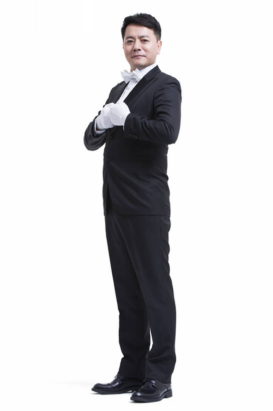 东方人,成年人,中年人,老年人,一个人,服务员,管家,微笑,竖图,留白,抠图,白色背景,正面,西装,快乐,幸福,热情,骄傲,信心,北京,中国,亚洲,仅一个男性,仅一个人,仅一个中年男性,套装,服装,正装,领结,注视,手套,观察,看,手放前,站着,服务,摄影,观看,礼节,严肃,察看,享乐,神圣,关注,肖像,门卫,东亚,欧洲文化,燕尾服,一套,仆人,认真,老年男性,男人,男性,中年男性,亚洲人,中国人,服务生,侍者,彩图,全身,影棚拍摄,礼服,欢乐,传统文化,男仆,bj175