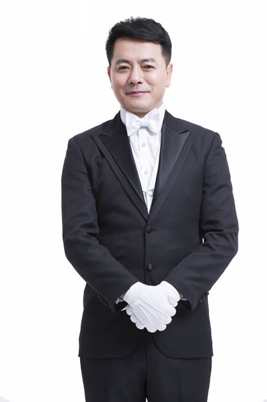 东方人,成年人,中年人,老年人,一个人,服务员,管家,微笑,竖图,留白,抠图,白色背景,正面,西装,快乐,幸福,热情,骄傲,信心,北京,中国,亚洲,仅一个男性,仅一个人,仅一个中年男性,套装,服装,正装,领结,注视,手套,观察,看,站着,服务,摄影,观看,礼节,严肃,察看,享乐,神圣,关注,肖像,门卫,东亚,欧洲文化,燕尾服,一套,仆人,认真,老年男性,男人,男性,中年男性,亚洲人,中国人,服务生,侍者,彩图,影棚拍摄,礼服,欢乐,传统文化,男仆,bj175