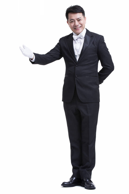 东方人,成年人,中年人,老年人,一个人,服务员,管家,笑,微笑,露齿笑,竖图,留白,抠图,白色背景,正面,西装,快乐,幸福,热情,北京,中国,亚洲,仅一个男性,仅一个人,仅一个中年男性,套装,服装,正装,领结,注视,手套,观察,看,手势,站着,服务,摄影,观看,礼节,严肃,察看,享乐,神圣,关注,问候,肖像,门卫,东亚,欧洲文化,背手,燕尾服,一套,仆人,认真,老年男性,男人,男性,中年男性,亚洲人,中国人,服务生,侍者,彩图,全身,影棚拍摄,礼服,欢乐,请柬,打手势,传统文化,男仆,bj175