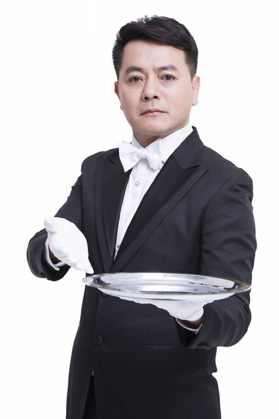 东方人,成年人,中年人,老年人,一个人,服务员,管家,家庭主妇,竖图,留白,抠图,白色背景,正面,西装,热情,北京,中国,亚洲,仅一个男性,仅一个人,仅一个中年男性,握,套装,服装,正装,领结,餐盘,注视,手套,观察,看,手势,站着,服务,握着,摄影,观看,礼节,严肃,察看,神圣,关注,肖像,东亚,欧洲文化,燕尾服,一套,仆人,认真,老年男性,男人,男性,中年男性,亚洲人,中国人,服务生,侍者,半身,彩图,影棚拍摄,礼服,打手势,传统文化,男仆,客房服务,bj175