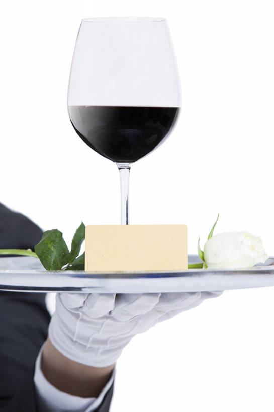 葡萄酒,东方人,成年人,中年人,老年人,手,一个人,服务员,管家,竖图,特写,留白,抠图,白色背景,正面,西装,信用卡,消费,玫瑰,北京,中国,亚洲,仅一个男性,仅一个人,仅一个中年男性,握,套装,正装,酒类,餐盘,饮食,饮料,手套,红葡萄酒,服务,握着,财富,金融,摄影,礼节,部分,贵宾,葡萄酒杯,金卡,东亚,一套,老年男性,男人,男性,中年男性,亚洲人,中国人,服务生,侍者,玻璃杯,彩图,影棚拍摄,bj175