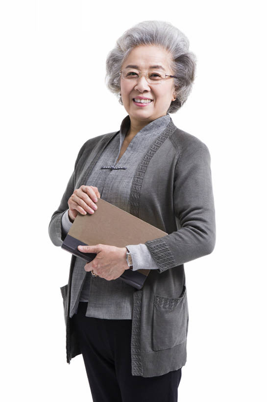 东方人,成年人,老年人,一个人,教师,笑,微笑,露齿笑,竖图,留白,抠图,白色背景,正面,快乐,幸福,智慧,北京,中国,亚洲,仅一个女性,仅一个人,握,眼镜,教育,年轻,注视,观察,看,站着,休闲,健康,活力,握着,摄影,仅一个老年女性,生活方式,观看,察看,高雅,享乐,关注,智力,肖像,东亚,老年女性,女人,女性,亚洲人,中国人,讲师,书,彩图,影棚拍摄,传统服装,欢乐,和蔼,人老心不老,老年大学,bj175