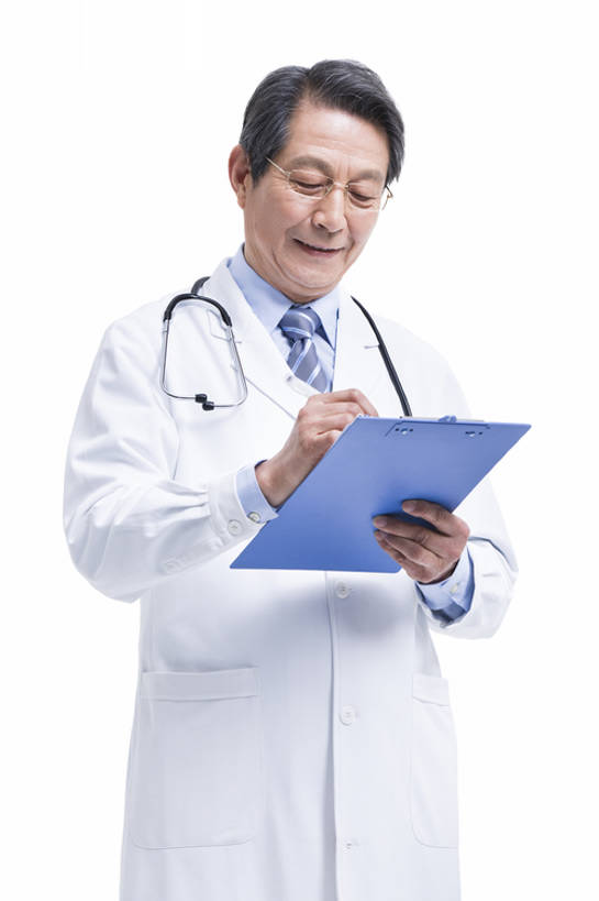 东方人,成年人,老年人,一个人,医生,笑,微笑,露齿笑,竖图,留白,抠图,白色背景,正面,工作服,制服,快乐,幸福,技术,北京,中国,亚洲,仅一个男性,仅一个人,握,写,听诊器,站着,仅一个老年男性,医护人员,医疗人员,职业,活力,握着,摄影,生活方式,技巧,写字板,医疗,专心,享乐,手艺,东亚,实验服,工作制服,责任,技能,技艺,信任,老年男性,男人,男性,亚洲人,中国人,大夫,彩图,影棚拍摄,工作套服,欢乐,妙技,院长,病历,病历卡,处方,本领,bj175