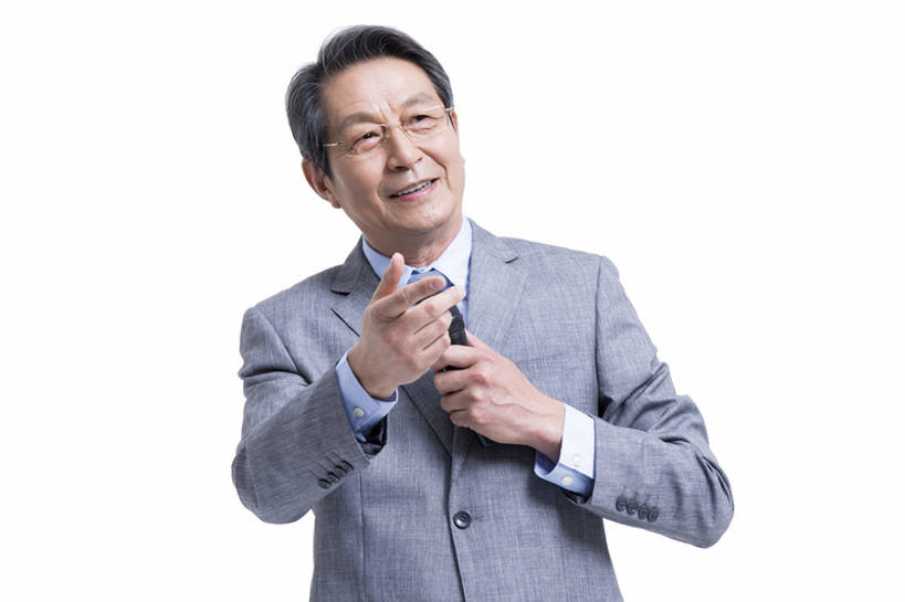 东方人,成年人,老年人,一个人,商务人士,教师,商务男性,笑,微笑,露齿笑,横图,留白,抠图,白色背景,正面,衬衫,西装,快乐,幸福,成功,北京,中国,亚洲,仅一个男性,仅一个人,握,套装,正装,会议,眼镜,领带,手势,演讲,站着,仅一个老年男性,职业,活力,握着,摄影,生活方式,报告,权威,麦克风,领导,享乐,解释,演说,肖像,商务装,宣传,工薪阶层,东亚,一套,鼓动,记者招待会,讲演,把握,老年男性,男人,男性,亚洲人,中国人,白领,讲师,上班族,说话,半身,彩图,影棚拍摄,衬衣,欢乐,打手势,首席执行官,掌控,bj175