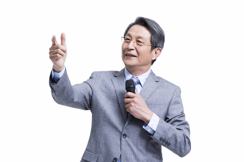 东方人,成年人,老年人,一个人,商务人士,教师,商务男性,笑,微笑,露齿笑,横图,留白,抠图,白色背景,正面,衬衫,西装,快乐,幸福,成功,北京,中国,亚洲,仅一个男性,仅一个人,握,套装,正装,会议,眼镜,领带,手势,演讲,站着,仅一个老年男性,职业,活力,握着,摄影,生活方式,报告,权威,麦克风,领导,享乐,解释,演说,肖像,商务装,宣传,工薪阶层,东亚,一套,鼓动,记者招待会,讲演,把握,老年男性,男人,男性,亚洲人,中国人,白领,讲师,上班族,说话,半身,彩图,影棚拍摄,衬衣,欢乐,打手势,首席执行官,掌控,bj175