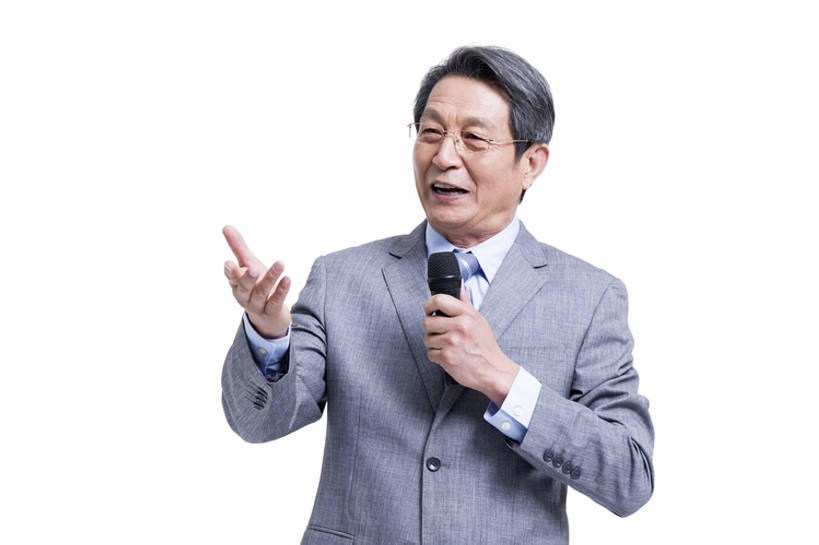 东方人,成年人,老年人,一个人,商务人士,教师,商务男性,笑,微笑,露齿笑,横图,留白,抠图,白色背景,正面,衬衫,西装,快乐,幸福,成功,北京,中国,亚洲,仅一个男性,仅一个人,握,套装,正装,会议,眼镜,领带,手势,演讲,站着,仅一个老年男性,职业,活力,握着,摄影,生活方式,报告,权威,麦克风,领导,享乐,解释,演说,肖像,商务装,宣传,工薪阶层,东亚,一套,鼓动,记者招待会,讲演,把握,老年男性,男人,男性,亚洲人,中国人,白领,讲师,上班族,说话,半身,彩图,影棚拍摄,衬衣,欢乐,打手势,首席执行官,掌控,bj175