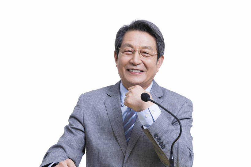 东方人,成年人,老年人,一个人,商务人士,教师,商务男性,笑,微笑,露齿笑,横图,留白,抠图,白色背景,正面,衬衫,西装,快乐,幸福,成功,北京,中国,亚洲,仅一个男性,仅一个人,套装,正装,会议,眼镜,领带,注视,讲台,观察,看,演讲,仅一个老年男性,职业,活力,摄影,生活方式,报告,观看,权威,察看,麦克风,领导,享乐,解释,演说,关注,肖像,商务装,宣传,工薪阶层,东亚,一套,鼓动,记者招待会,讲演,把握,老年男性,男人,男性,亚洲人,中国人,白领,讲师,上班族,说话,坐着,半身,彩图,影棚拍摄,衬衣,欢乐,首席执行官,掌控,bj175