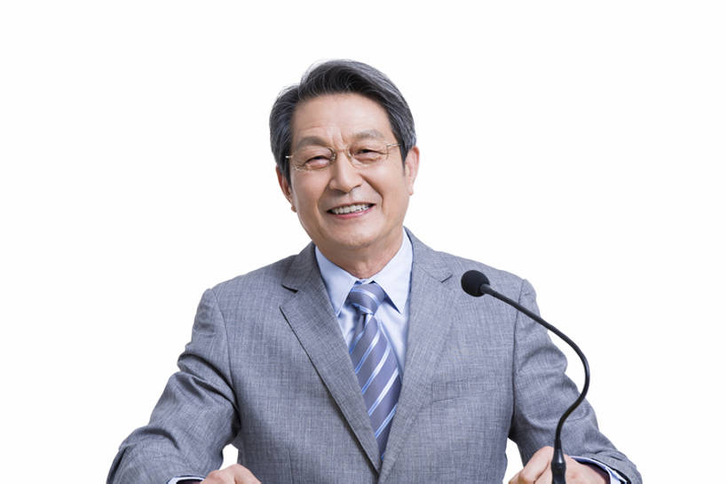 东方人,成年人,老年人,一个人,商务人士,教师,商务男性,笑,微笑,露齿笑,横图,留白,抠图,白色背景,正面,衬衫,西装,快乐,幸福,成功,北京,中国,亚洲,仅一个男性,仅一个人,套装,正装,会议,眼镜,领带,注视,讲台,观察,看,演讲,仅一个老年男性,职业,活力,摄影,生活方式,报告,观看,权威,察看,麦克风,领导,享乐,解释,演说,关注,肖像,商务装,宣传,工薪阶层,东亚,一套,鼓动,记者招待会,讲演,把握,老年男性,男人,男性,亚洲人,中国人,白领,讲师,上班族,说话,坐着,半身,彩图,影棚拍摄,衬衣,欢乐,首席执行官,掌控,bj175