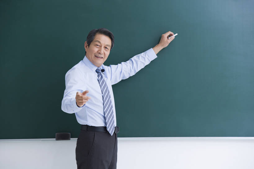 东方人,成年人,老年人,一个人,教师,学校,笑,微笑,露齿笑,横图,留白,正面,衬衫,快乐,幸福,智慧,北京,中国,亚洲,仅一个男性,仅一个人,握,写,正装,领带,教育,注视,粉笔,黑板,观察,教,看,手势,站着,仅一个老年男性,职业,教室,活力,握着,摄影,生活方式,观看,察看,知识,享乐,解释,关注,智力,肖像,东亚,教员,老年男性,男人,男性,亚洲人,中国人,讲师,老师,说话,彩图,欢乐,先生,打手势,培训师,市场营销,bj175
